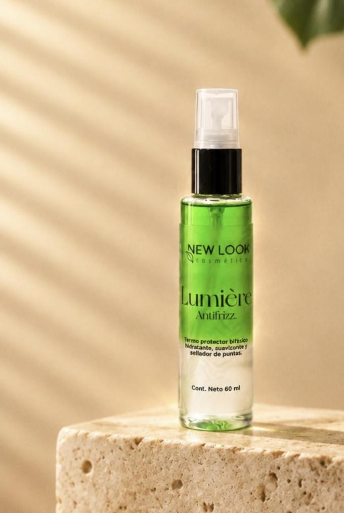Lumière Antifrizz, termoprotector bifásico verde de New Look, luz cálida de ventana